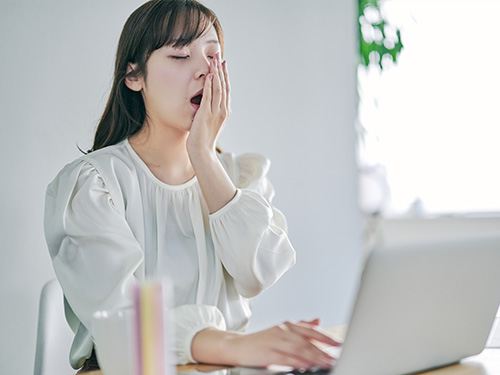 睡眠不足が腰痛を引き起こす？原因と解消法を解説