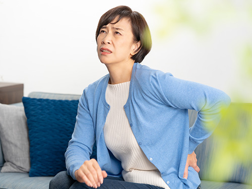 慢性腰痛に鍼灸は選択肢になる？神経痛・足の痺れに悩む方へ　腰の痛みが長引く原因や症状の見方、鍼灸で期 待できるケアをわかりやすく解説